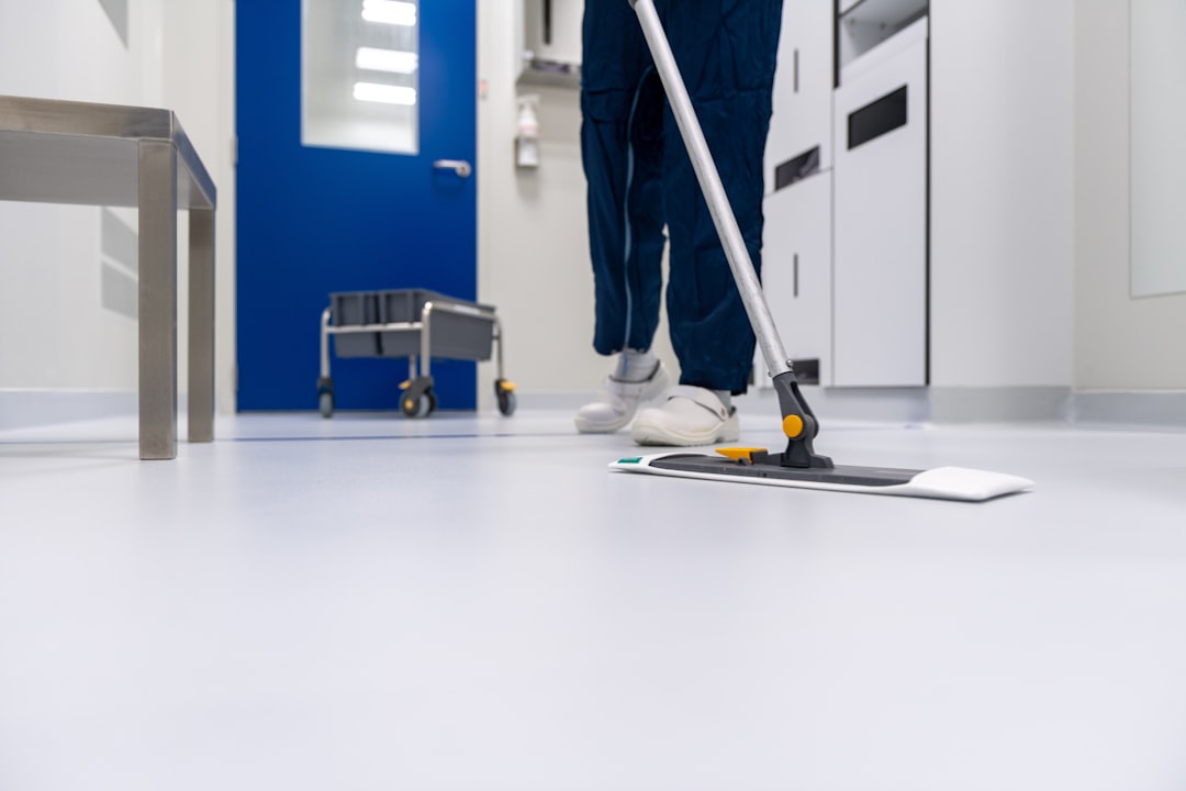 Cleaner en train de nettoyer le sol dans un environnement de laboratoire